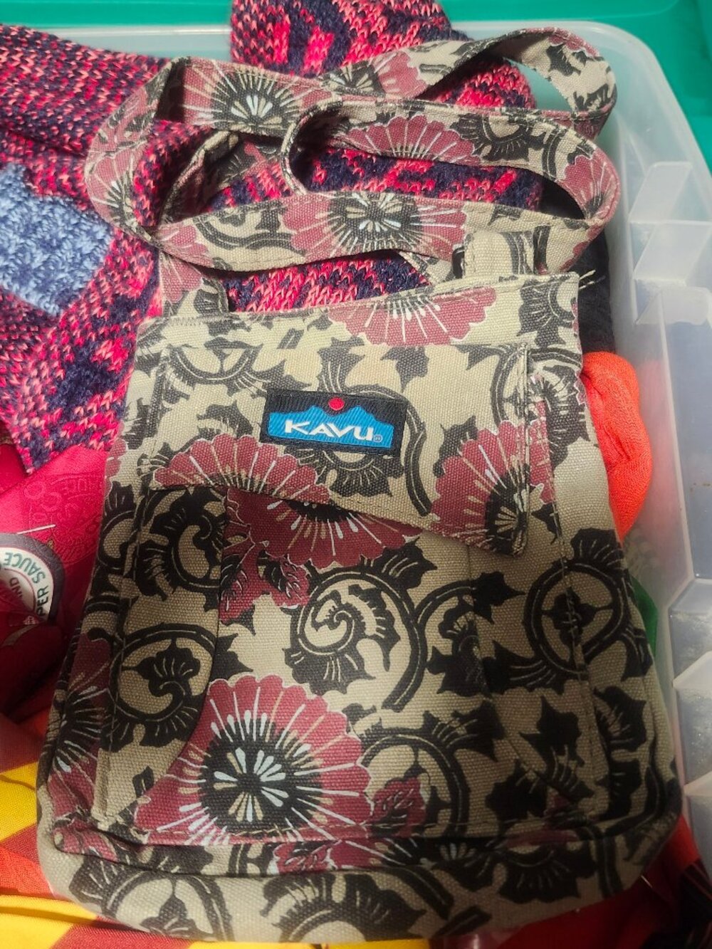 KAVU Keeper Crossbody Canvas Purse Red Beige Floral Shoulder Travel Bag